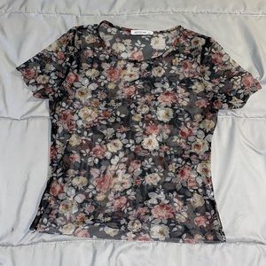 🛍️5 for $20🛍️ NWOT Mesh Floral T-Shirt